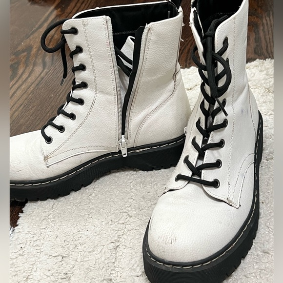 White boots - Picture 2 of 4